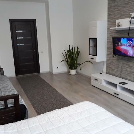 Апартаменти В Центрі На Куліша З Двома Спальнями Lviv Eksteriør bilde